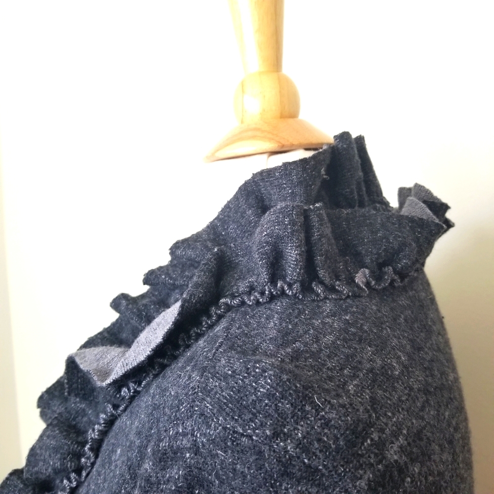 Venario ruffled charcoal gray sweater jacket Size Large - Picture 5 of 8